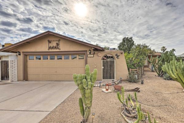 Billede 2: Poolside Oasis in Glendale with Desert Surroundings!
