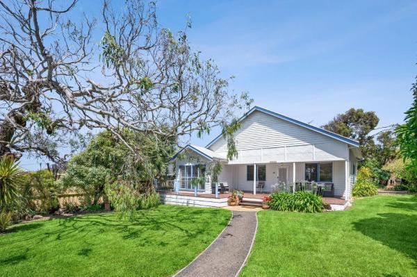 The photo shows the Esplanade Premium 33 located in the city of Torquay.