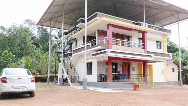 Na fotografii je vidět objekt NISARGA HOMESTAY, Dharmasthala nacházející se ve městě Chārmādi.