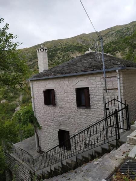 På billedet ses objektet Κάσα ανοάστρα (casa anoastră), Syrrako Ioanninon beliggende i byen Kalarites.