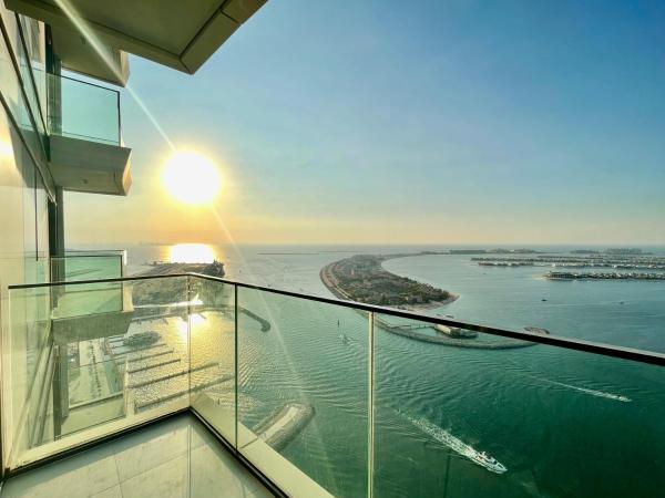 Na fotografii je vidět objekt Dar Vacation - Best Magnificent Front Palm View 2BR Apartment nacházející se ve městě Dubaj.
