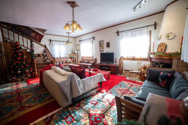 A la foto es mostra l'objecte Villa Pallas situat a la ciutat de Filýra.