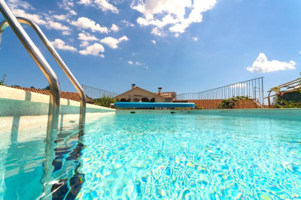 Na foto é possível ver o objeto Villa Salvia with pool localizado na cidade de Ružići.