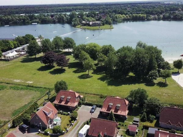 The photo shows the Ferienwohnung Lüttje Huck - Seeblick 2 located in the city of Aurich.