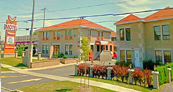 A la foto es mostra l'objecte Motel Falcon situat a la ciutat de Brossard.