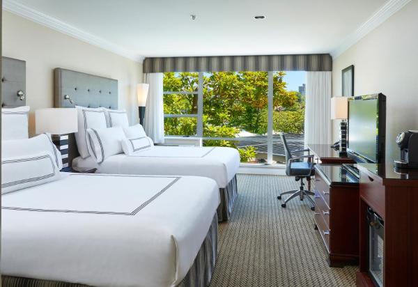 Na zdjęciu widoczny jest obiekt Granville Island Hotel położony w mieście Vancouver.