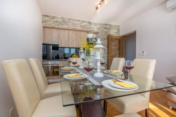 A la foto es mostra l'objecte Apartment K&L situat a la ciutat de Vir.