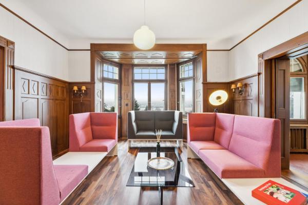写真にはタールヴィル市にあるVilla Bellevue Rüschlikonが写っています。