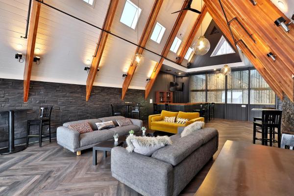 Na zdjęciu widoczny jest obiekt Rent An Inn! Takeover the Birch Ridge with your group, Mountain Lodge- 11 Rooms, Bar, Fireplace, 28ppl home położony w mieście Killington.