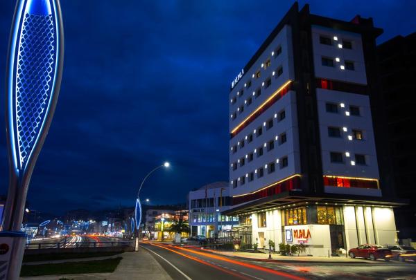 The photo shows the Kuhla Hotel located in the city of Sancak.