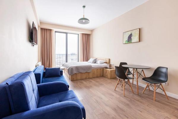 På billedet ses objektet New Gudauri, Alpic - Ski Resort at Your Doorstep - Stylish & Comfy Ski Apartment with ski-depot and Stunning Mountain Views beliggende i byen Gudauri.