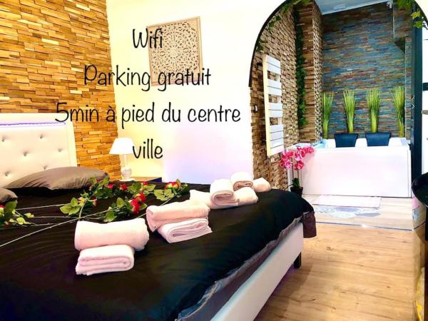 Na fotografii je vidět objekt La suite romantique Jacuzzi,parking gratuit,centre nacházející se ve městě Saint-Clément.