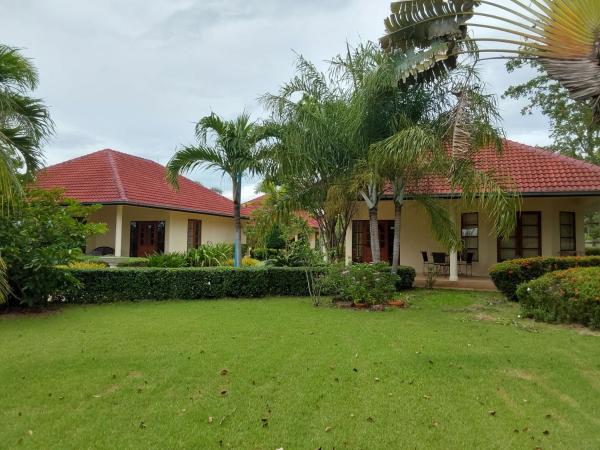 A la foto es mostra l'objecte Beautiful bungalow with shared outdoor pool situat a la ciutat de Cha-am.