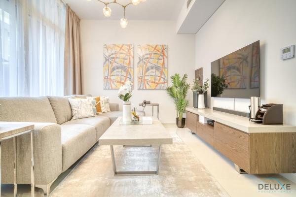 Na fotografii je vidět objekt Alluring 3BR Townhouse at DAMAC Hills 2, Dubailand by Deluxe Holiday Homes nacházející se ve městě Dubaj.
