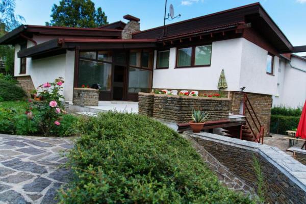 A la foto es mostra l'objecte Privat L&L situat a la ciutat de Nová Lesná.