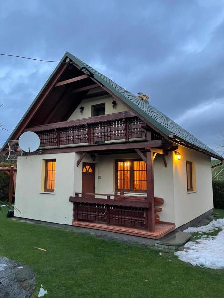Na zdjęciu widoczny jest obiekt Domki nad jeziorem-Wodnik 1 położony w mieście Zarzecze.