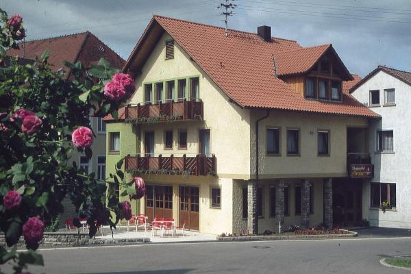 Na foto é possível ver o objeto Landgashof Krone localizado na cidade de Assamstadt.
