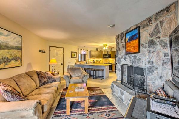 Na fotografii je vidět objekt New Mexico Condo with Fireplace and Mountain View nacházející se ve městě Angel Fire.
