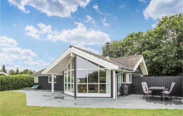 A la foto es mostra l'objecte Awesome Home In Samsø With Kitchen situat a la ciutat de Nordby.