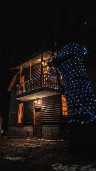A la foto es mostra l'objecte Feel Funny House Svaneti situat a la ciutat de Kʼveda Marghi.