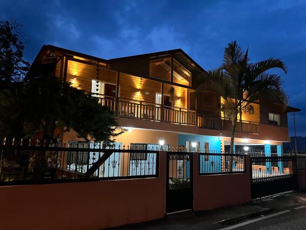 A la foto es mostra l'objecte Alaia Casa de campo By Hospedify Para 10 personas en la naturaleza con BBQ cerca de rió cristalino situat a la ciutat de Jarabacoa.