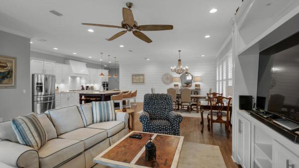 照片显示了位于Santa Rosa Beach市的Grayton Grateful物件。