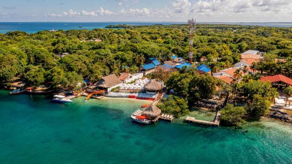 写真にはグランデ島市にあるHotel Isla Lizamarが写っています。