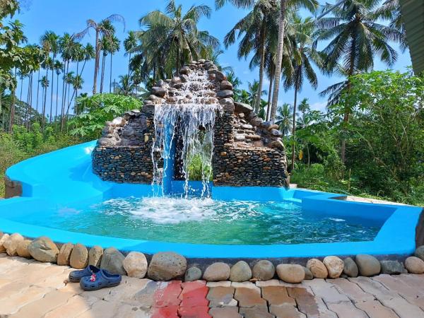 A la foto es mostra l'objecte Blue Oasis situat a la ciutat de Mūdbidri.