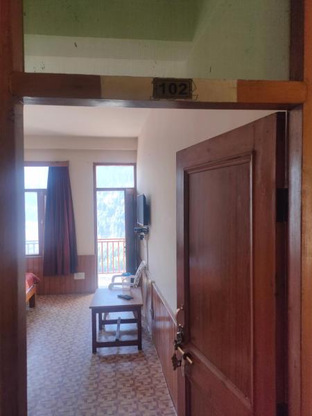 A la foto es mostra l'objecte ROOP MOUNTAIN HOMESTAY No Parking situat a la ciutat de Manāli.