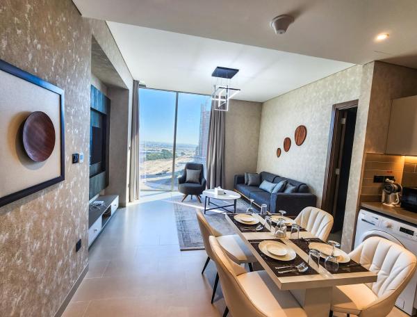 Na fotografii je vidět objekt STAY BY LATINEM Luxury 2BR Holiday Home CV B1614 near Burj Khalifa nacházející se ve městě Dubaj.