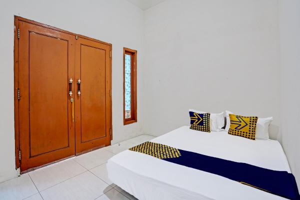 Na fotografii je vidět objekt OYO LIFE 92077 Tarlo Guest House 3 nacházející se ve městě Tambakmanukan.