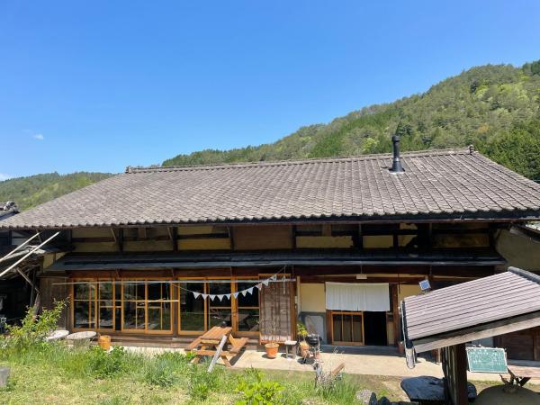 写真には下呂市市にあるソラノイエ 農村滞在型の宿が写っています。