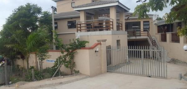 A la foto es mostra l'objecte Emampingeni lodge situat a la ciutat de Mkambati.