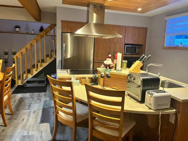 На фото показан объект Appartement Mont Édouard, Hébergement paisible à la montagne, расположенный в городе Riviere Eternite.
