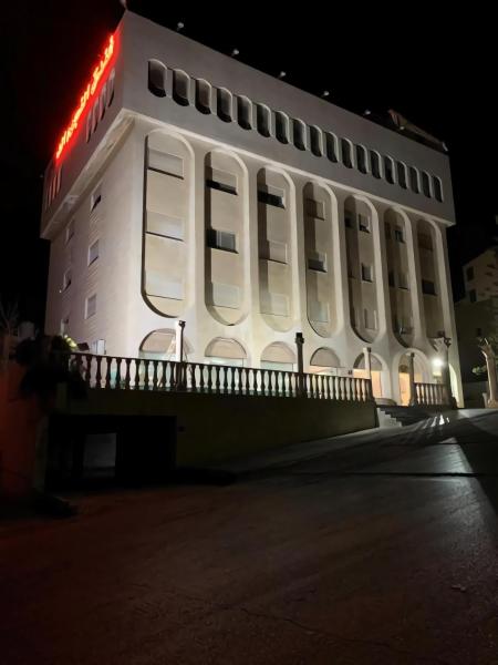 På billedet ses objektet Nojoom Hotel beliggende i byen Amman.