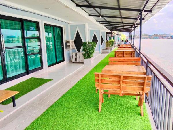 Nella foto è visibile l'oggetto Chaiyai River Front Hotel situato nella città di Ban Nai Khao.