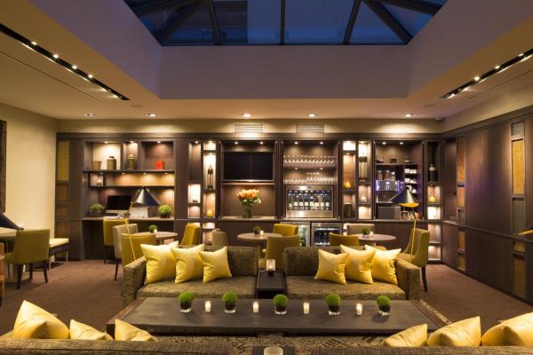 写真にはパリ市にあるHotel Villa Saxe Eiffelが写っています。