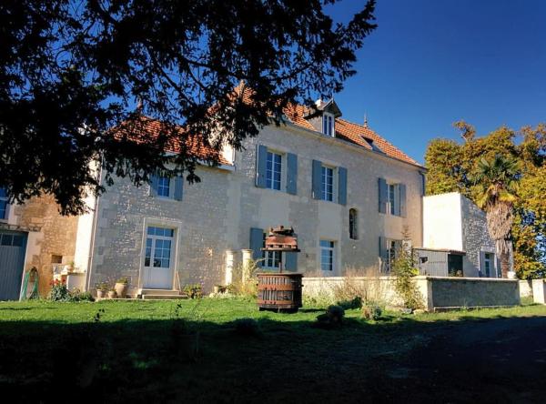 照片显示了位于Belluire市的La Ferme des Augustines物件。