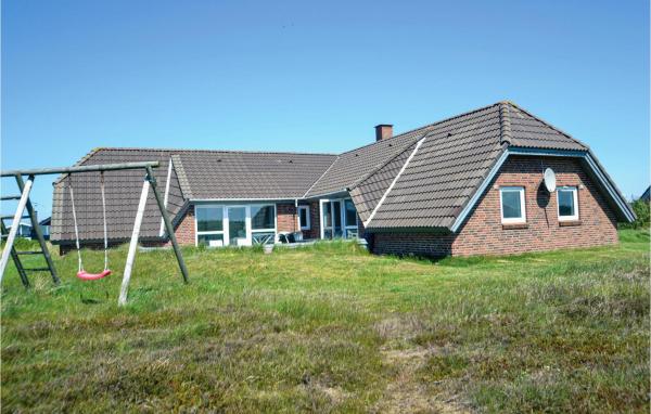 Nella foto è visibile l'oggetto Gorgeous Home In Hvide Sande With Sauna situato nella città di Bjerregård.