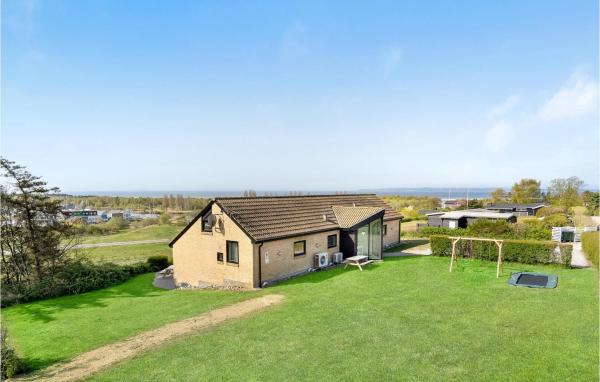 A la foto es mostra l'objecte Awesome Home In Ebeltoft With Kitchen situat a la ciutat de Ebeltoft.