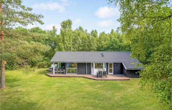 The photo shows the Holiday Home Birkevej Ebeltoft V located in the city of Øksenmølle.