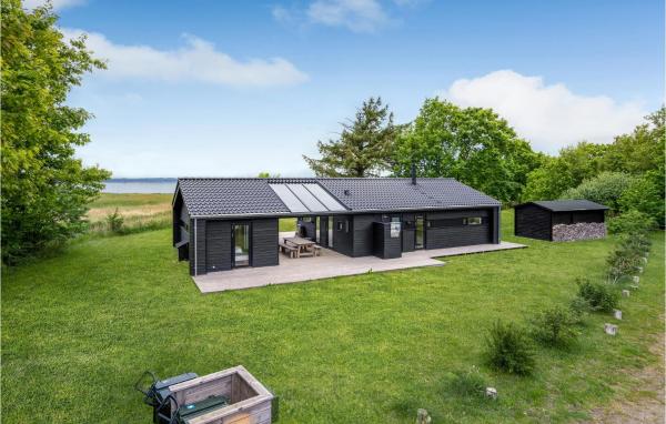 På billedet ses objektet 4 Bedroom Cozy Home In Juelsminde beliggende i byen Snaptun.