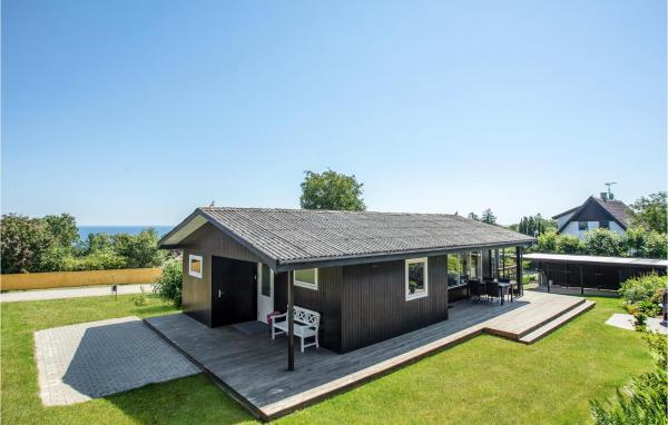 La photo montre l'objet Amazing Home In Allinge With Kitchen situé dans la ville de Allinge.