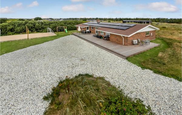 Na fotografii je vidět objekt 4 Bedroom Awesome Home In Ringkøbing nacházející se ve městě Ringkobing.