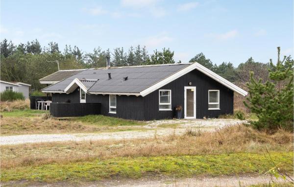På bildet vises objektet Amazing Home In Hvide Sande With Sauna som ligger i byen Bjerregård.