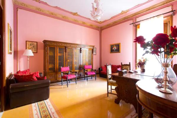 Na zdjęciu widoczny jest obiekt Casa nobiliare położony w mieście Palermo.