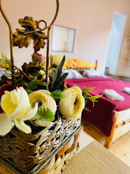 A la foto es mostra l'objecte Travel Inn House Mestia • მოგზაურის სახლი situat a la ciutat de Mestia.