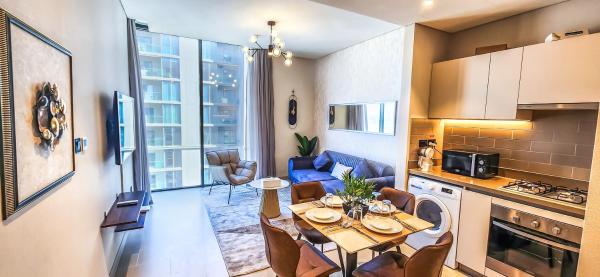 Na fotografii je vidět objekt STAY BY LATINEM Luxury 1BR Holiday Home CV A2304 near Burj Khalifa nacházející se ve městě Dubaj.