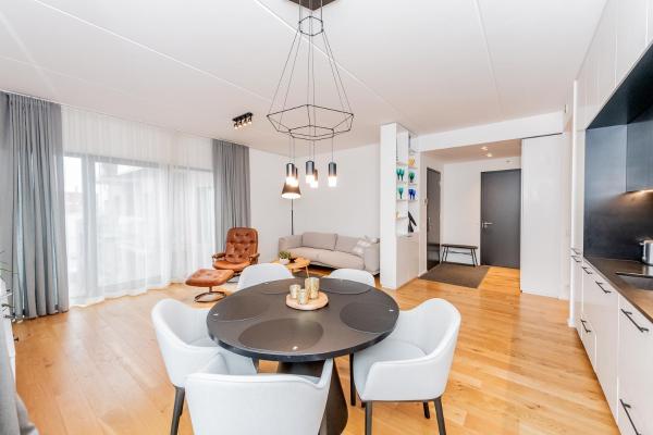 Heart of Pärnu Living - Contemporary 2 Bedroom Apartment with Balcony & Parking, Pärnu