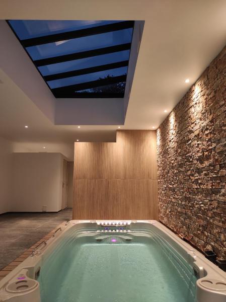 På billedet ses objektet Appart hôtel & Spa La Villa du Port beliggende i byen Vannes.